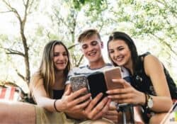 The best phone plans for college students give good service for cheap. Here are 5 cheap cell plans for students $30 or less per month.