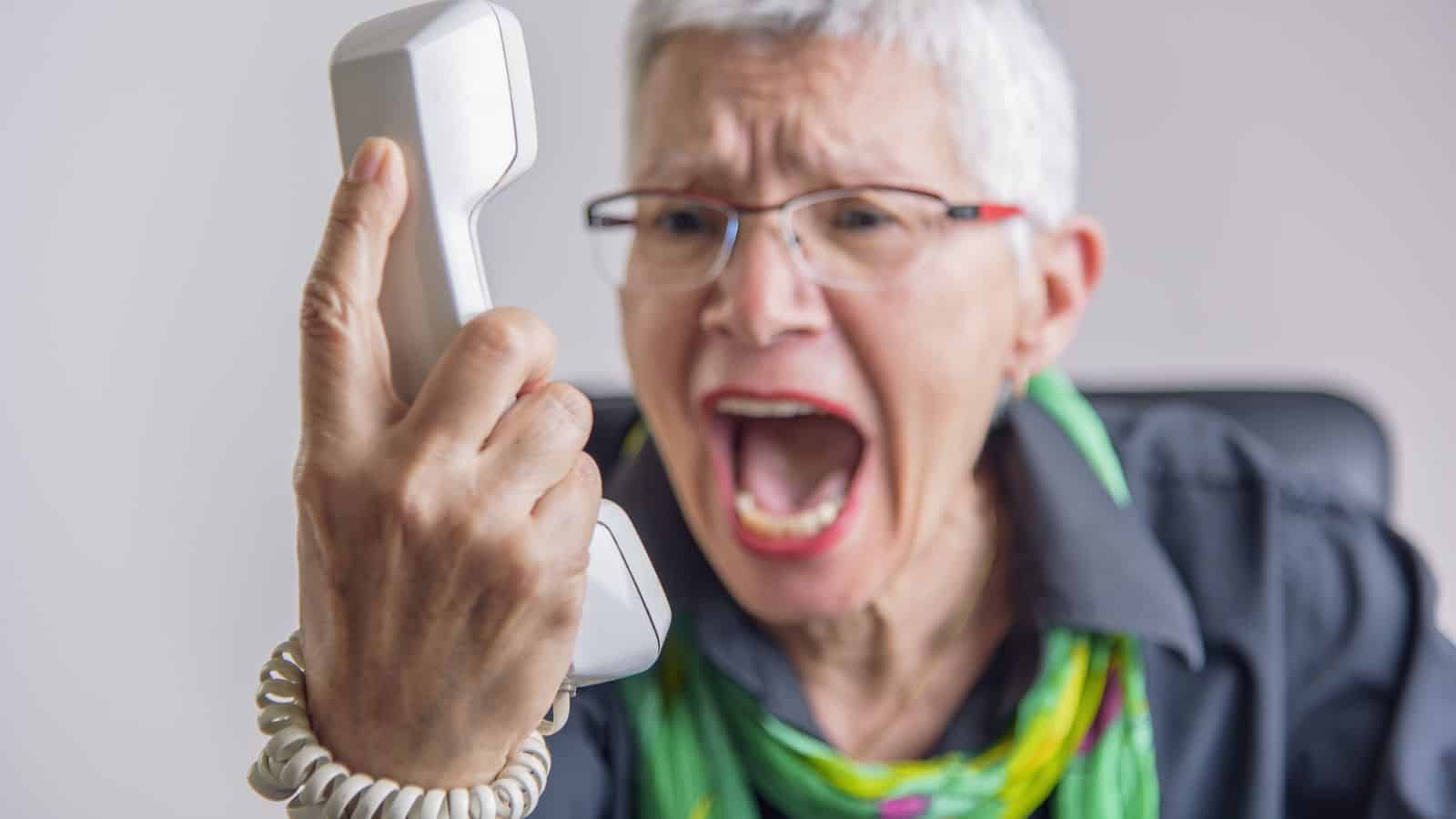 gritando com o telefone por causa das taxas