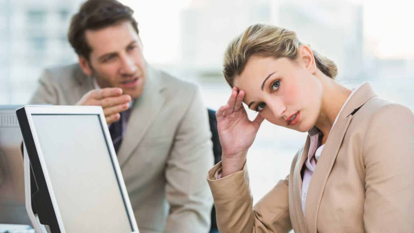 Homem fazendo perguntas e mulher irritada