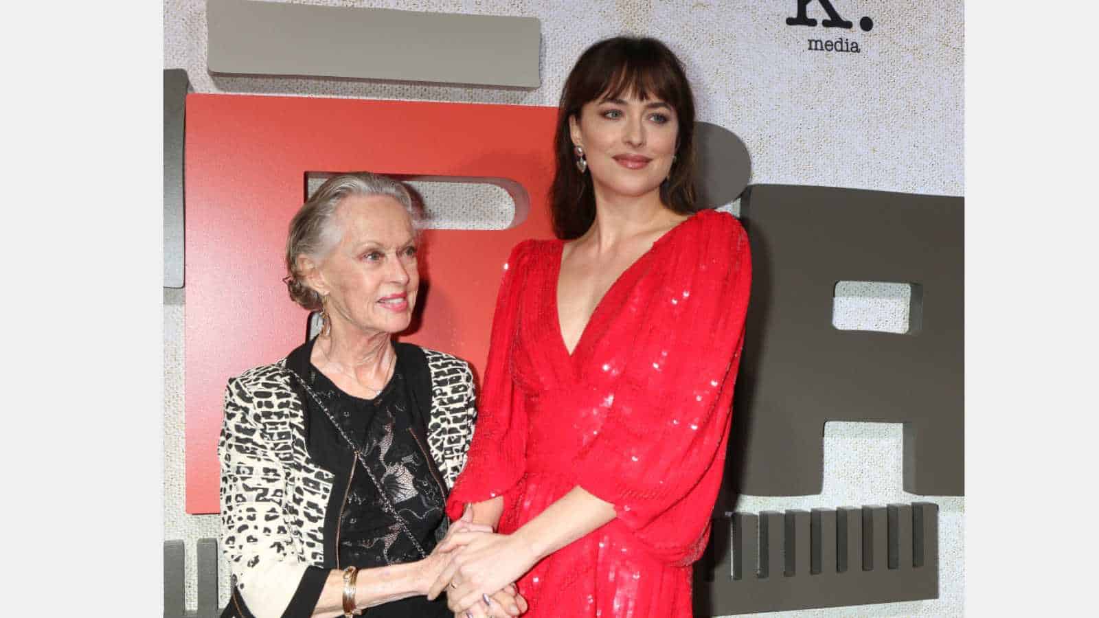 LOS ANGELES - OCT 24: Tippi Hedren, Dakota Johnson at the "Suspiria" Premiere at the ArcLight Theaters on October 24, 2018 in Los Angeles, CA
