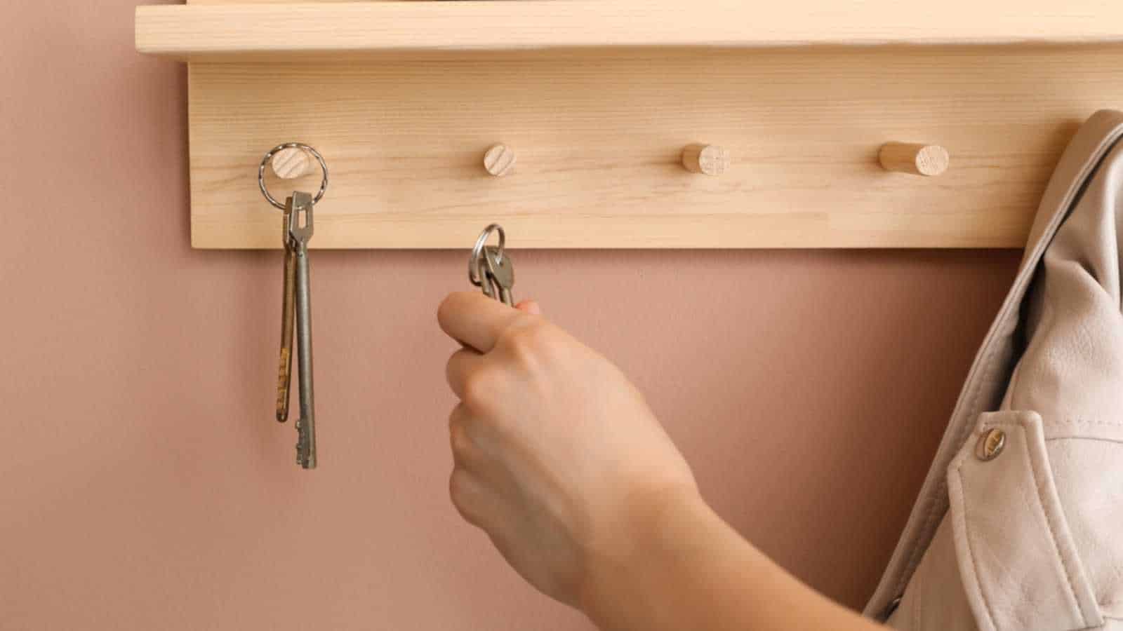Hanging keys in key holder