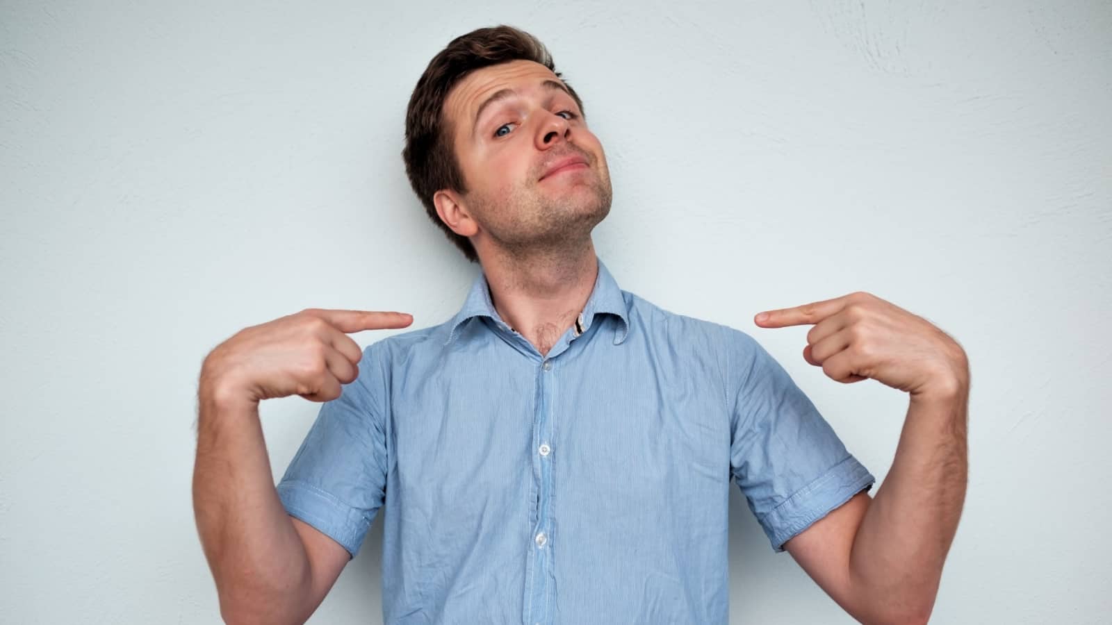 homem egoísta apontando para si mesmo