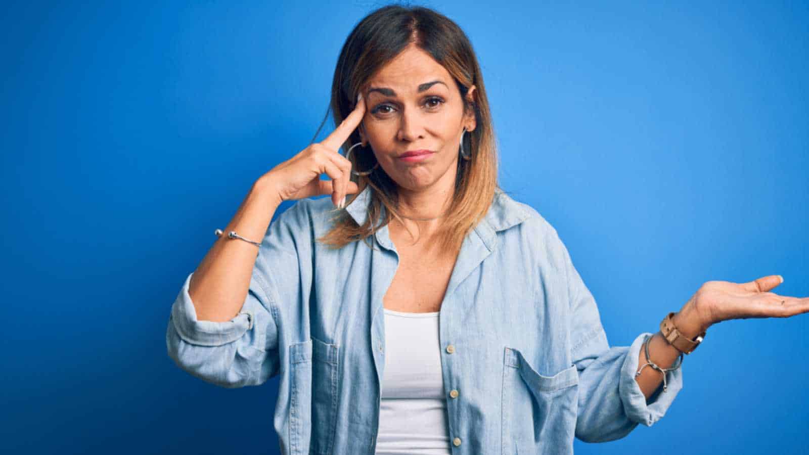 Mulher confusa e irritada