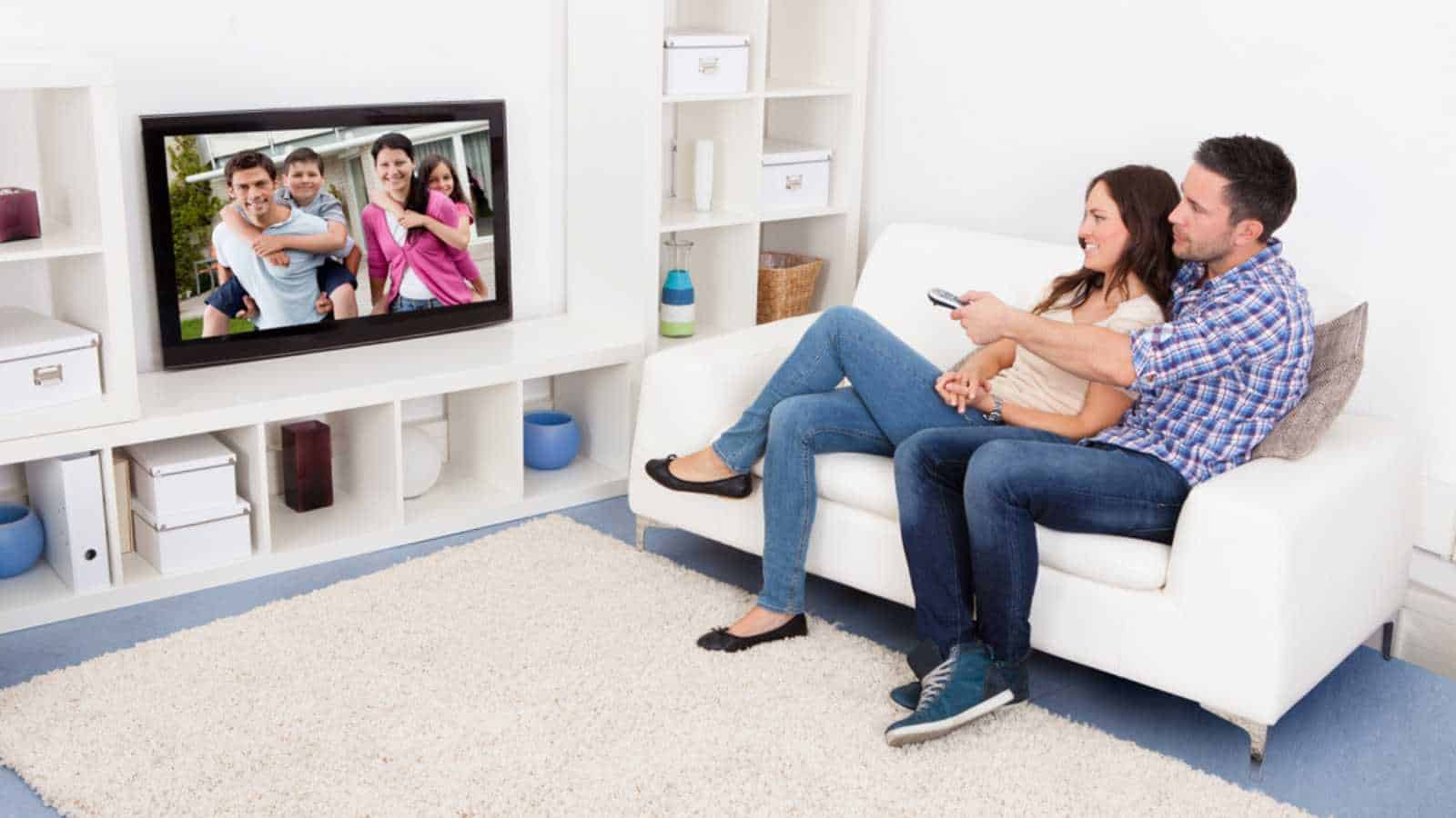 Casais assistindo TV