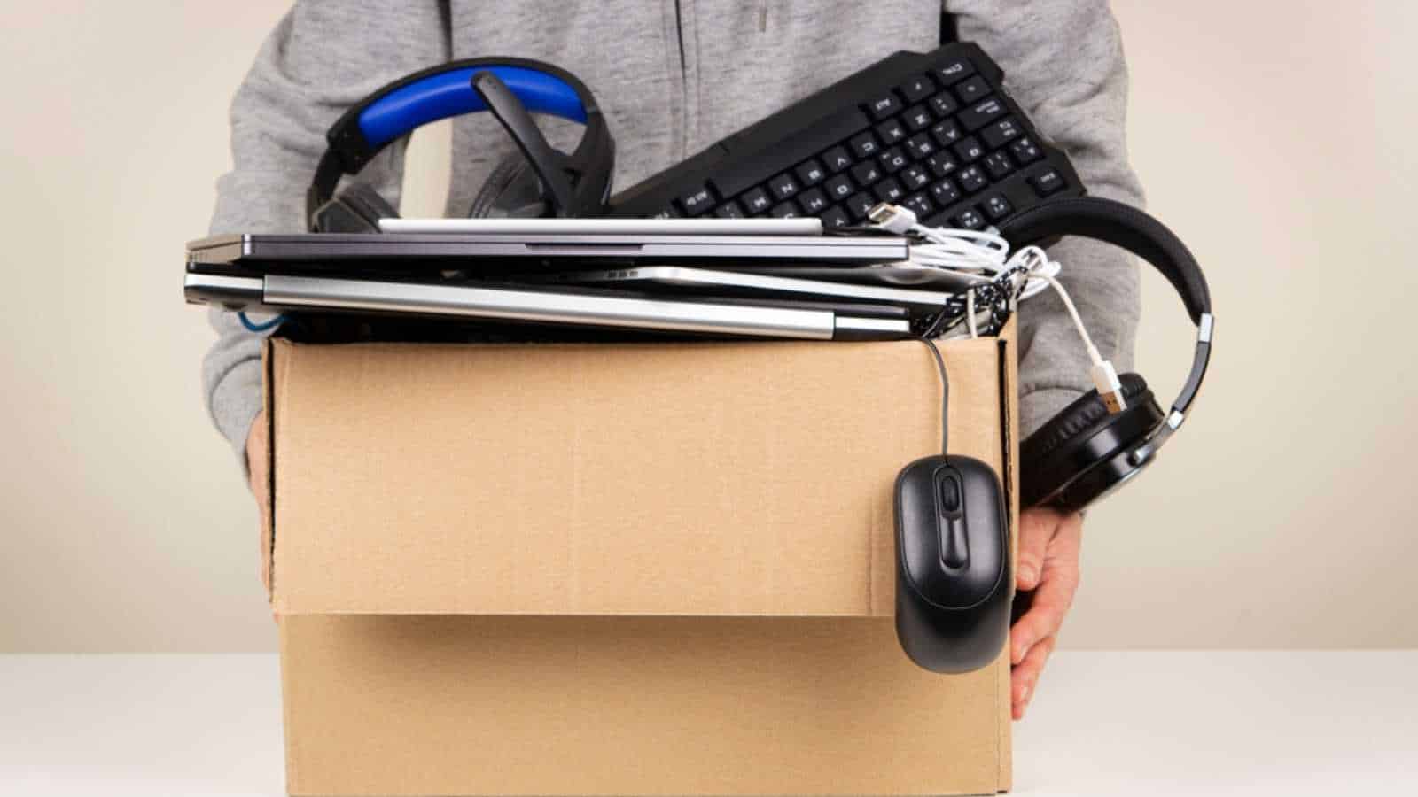 10 Hacks To Make Your Moving Day Affordable and Easy 38 Man with things in box