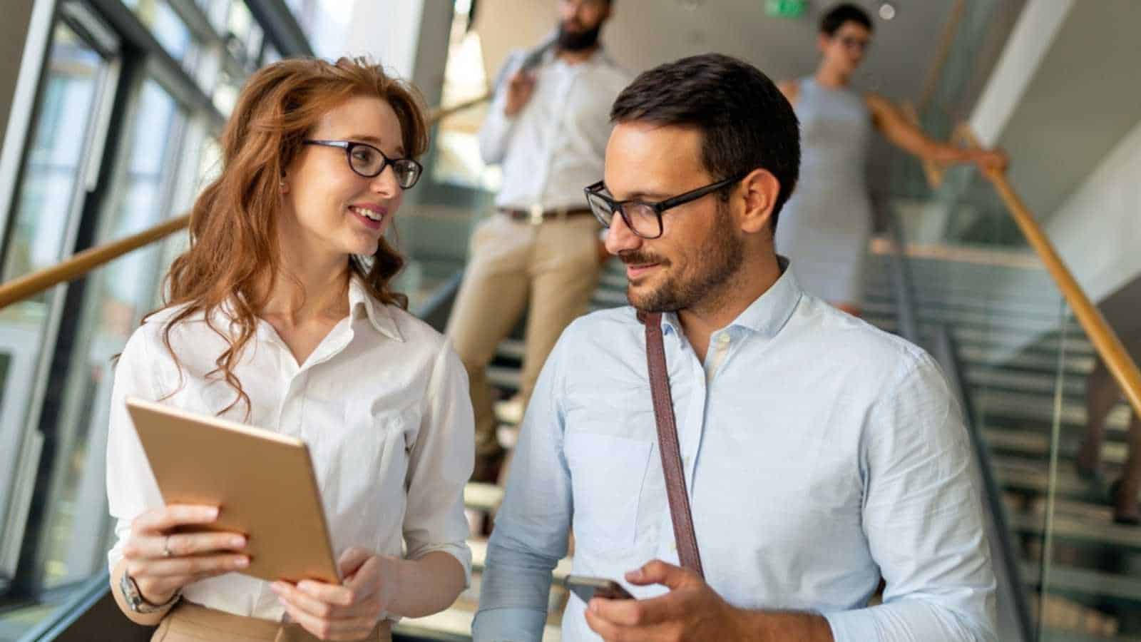 Trabalhadores de escritório discutindo