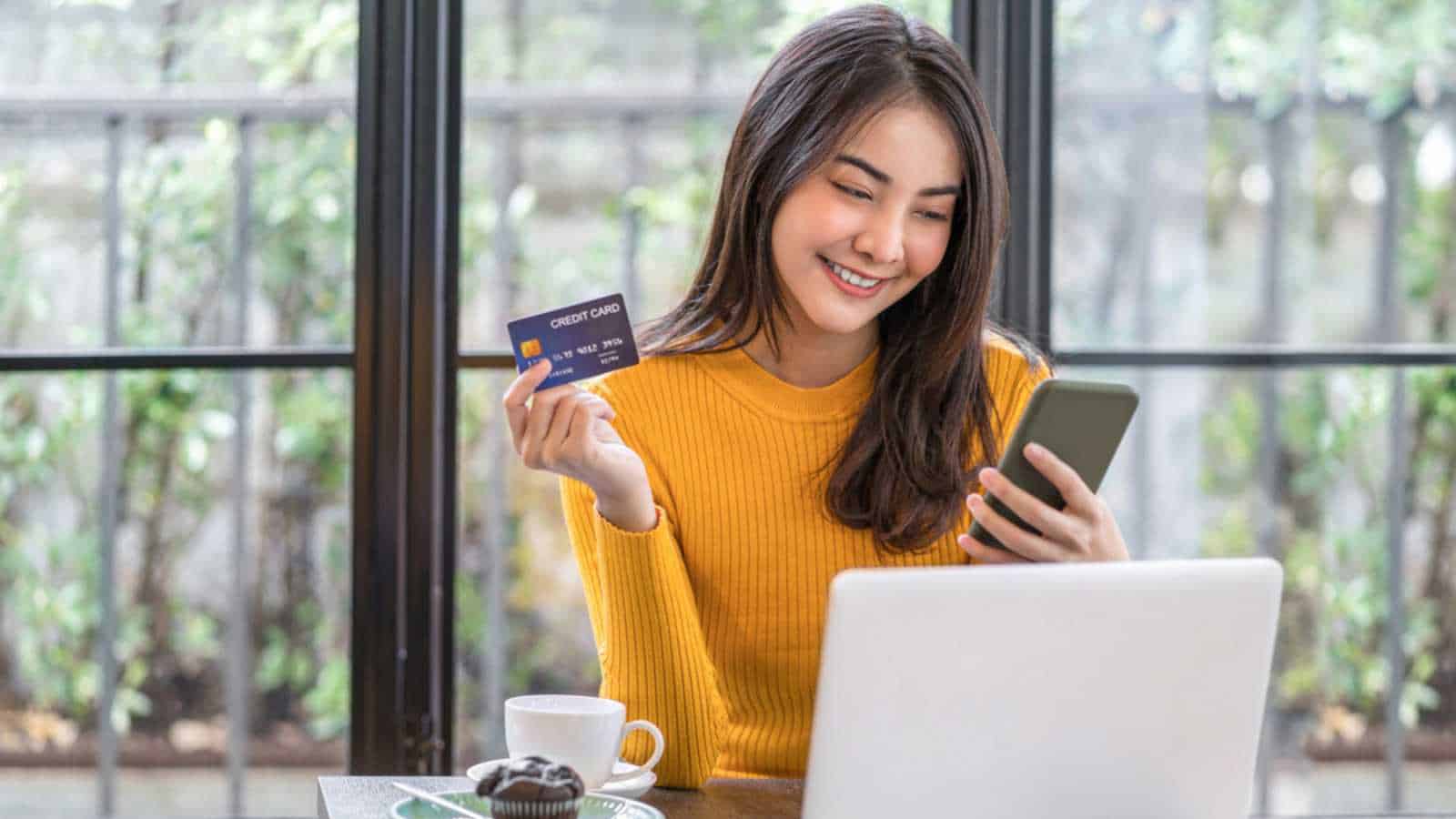 Adolescente com cartão de crédito