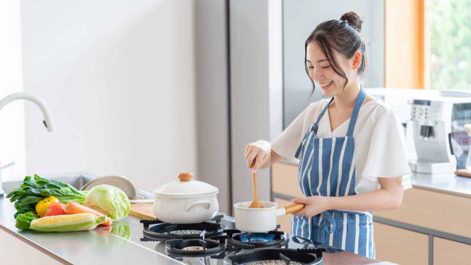 Mulher cozinhando