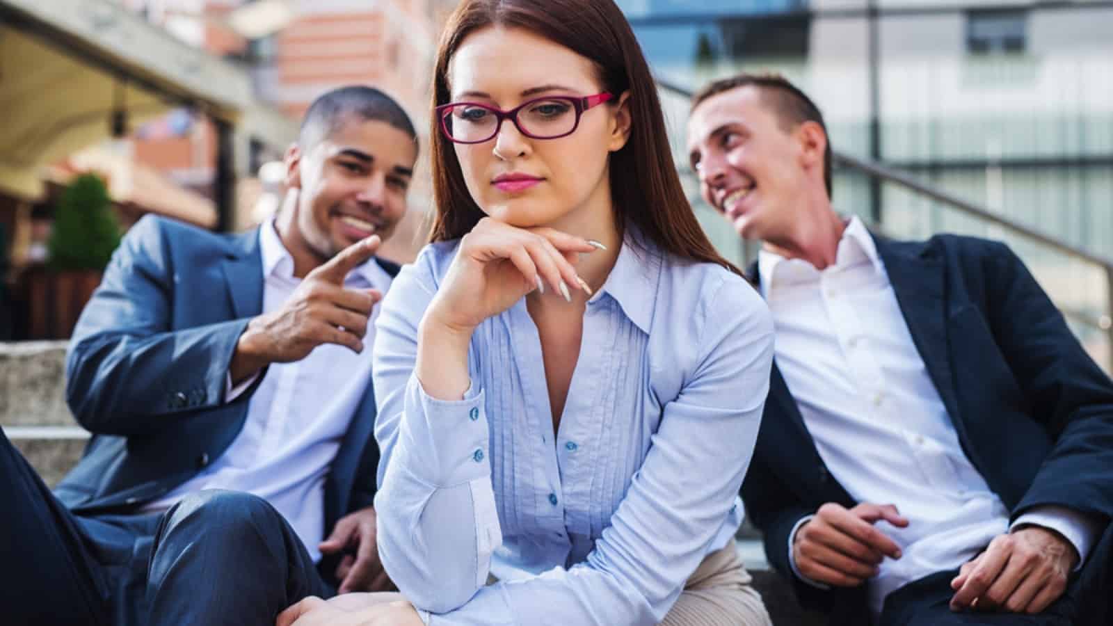 Colega de trabalho falando pelas costas