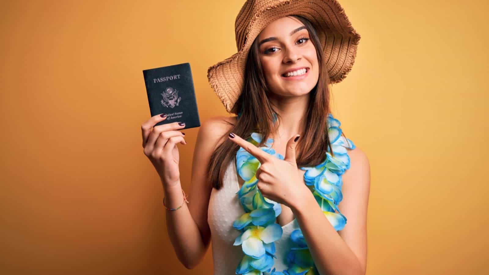 Viajante feliz da mulher com passaporte