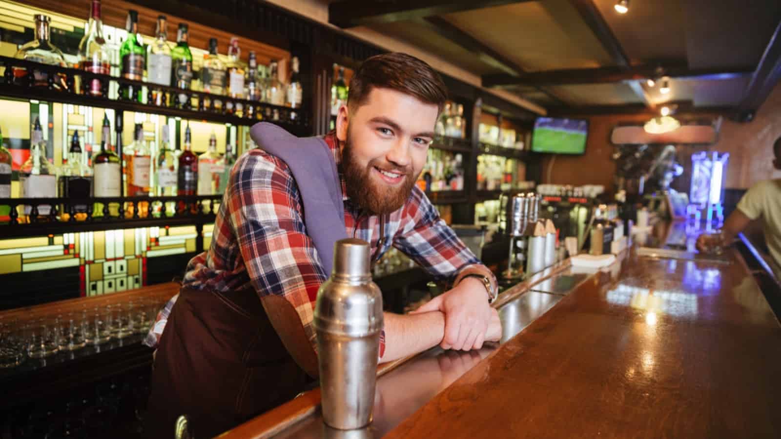 Homem trabalhando como barman