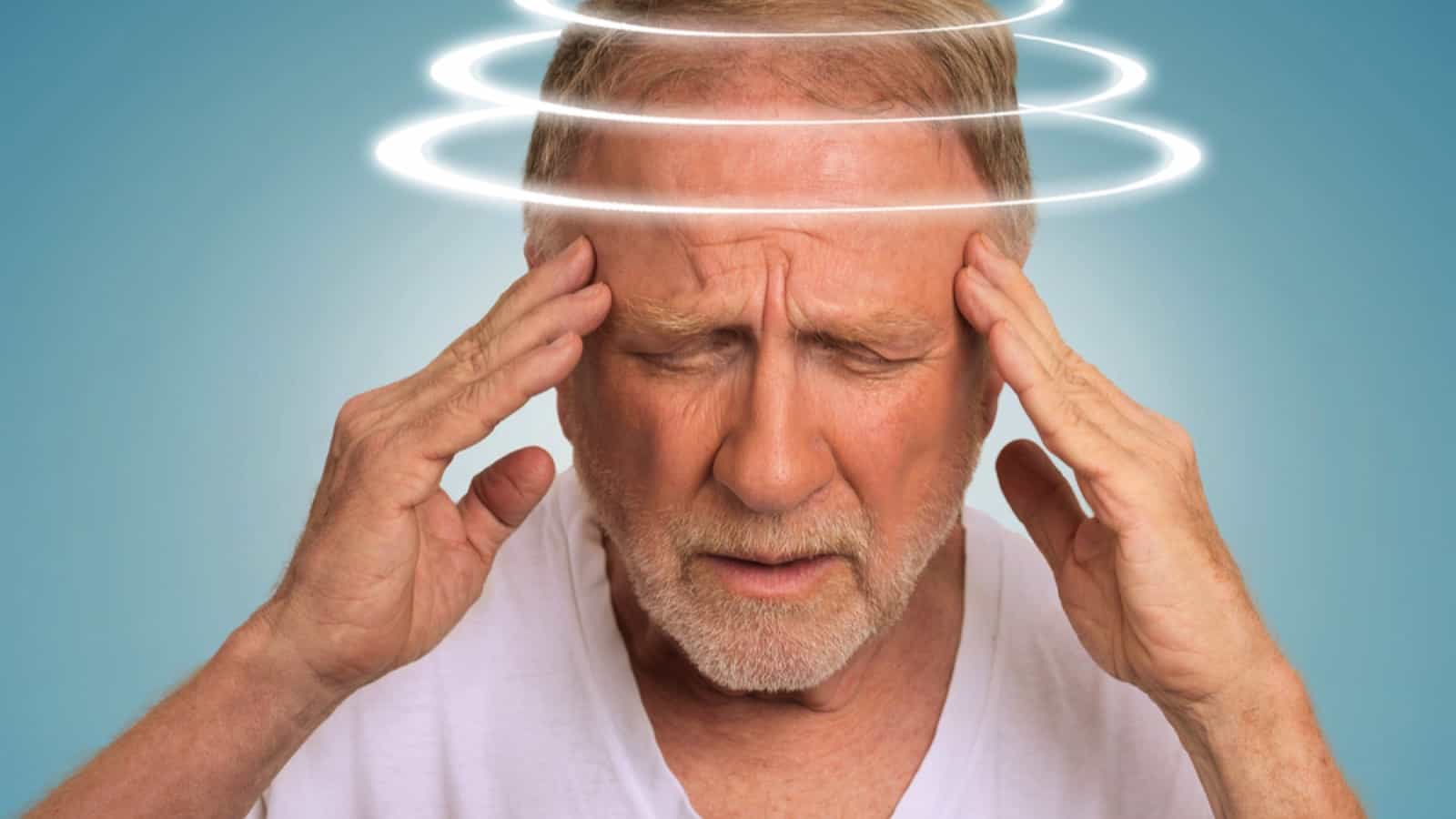 Velho com doença de Parkinson