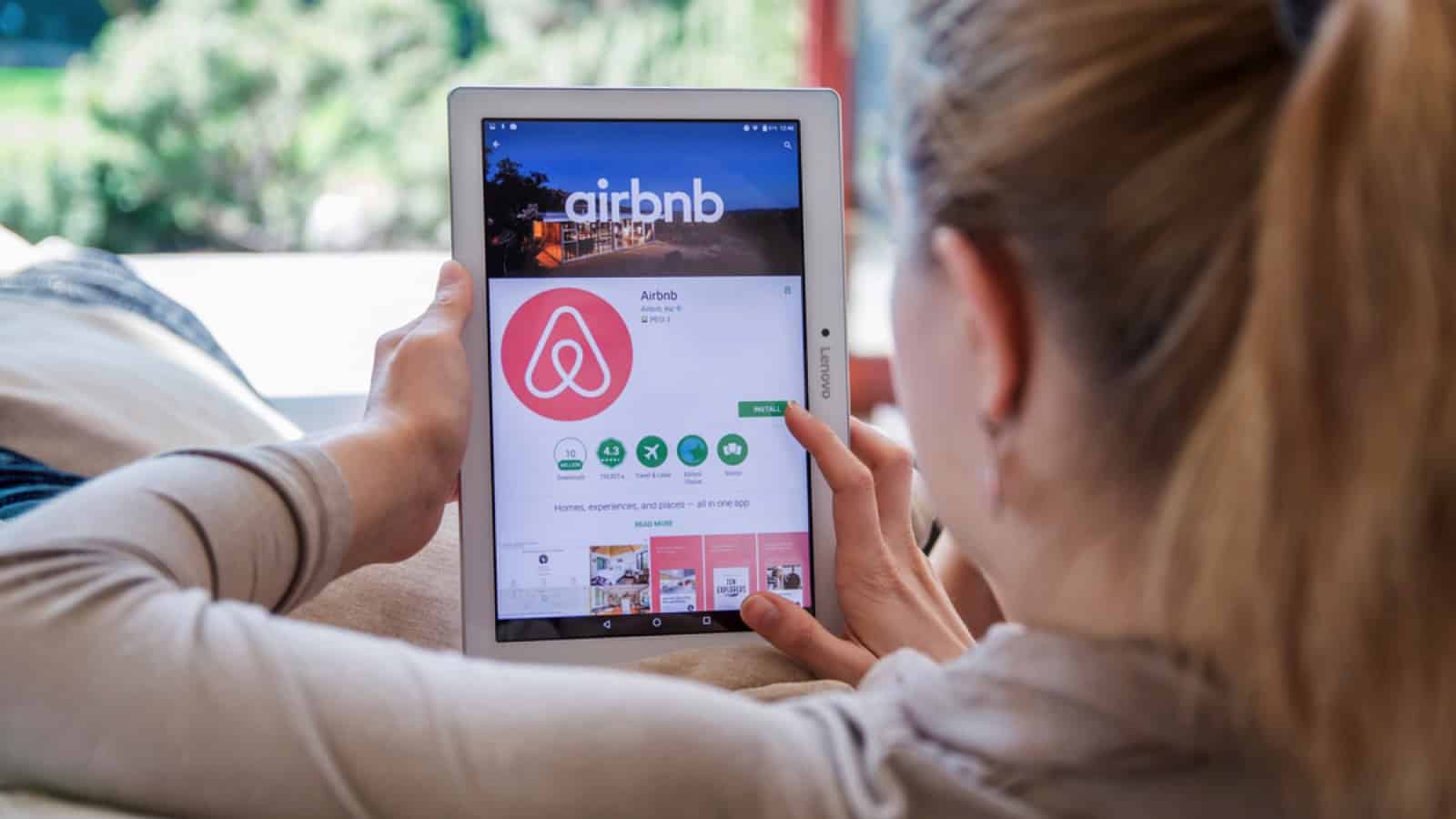 Mulher reservando airbnb