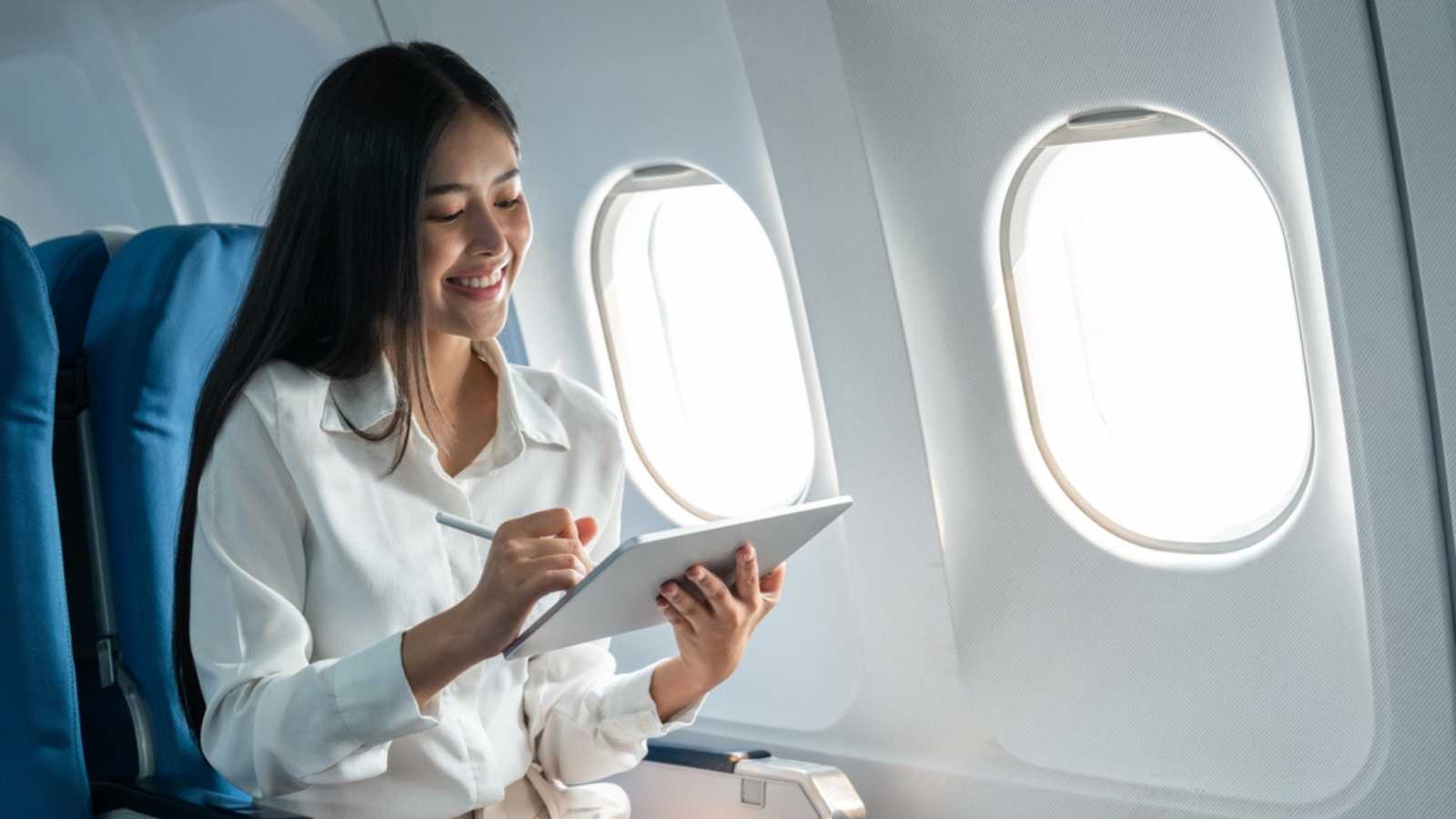 Mulher preenchendo formulário em avião