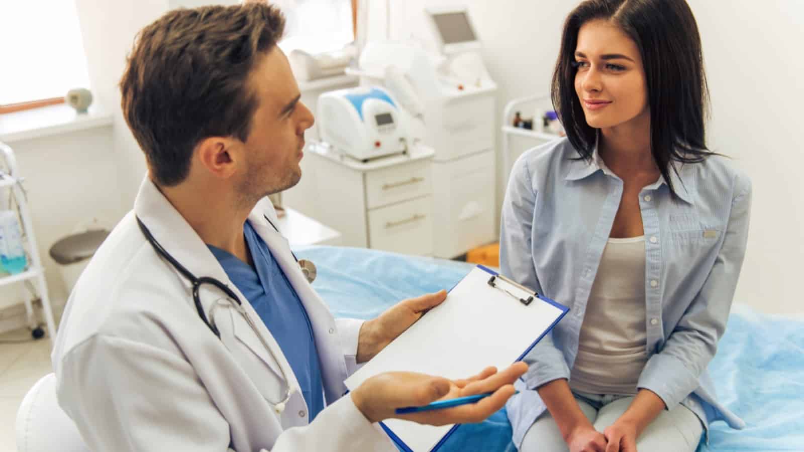 Mulher com médico bonito