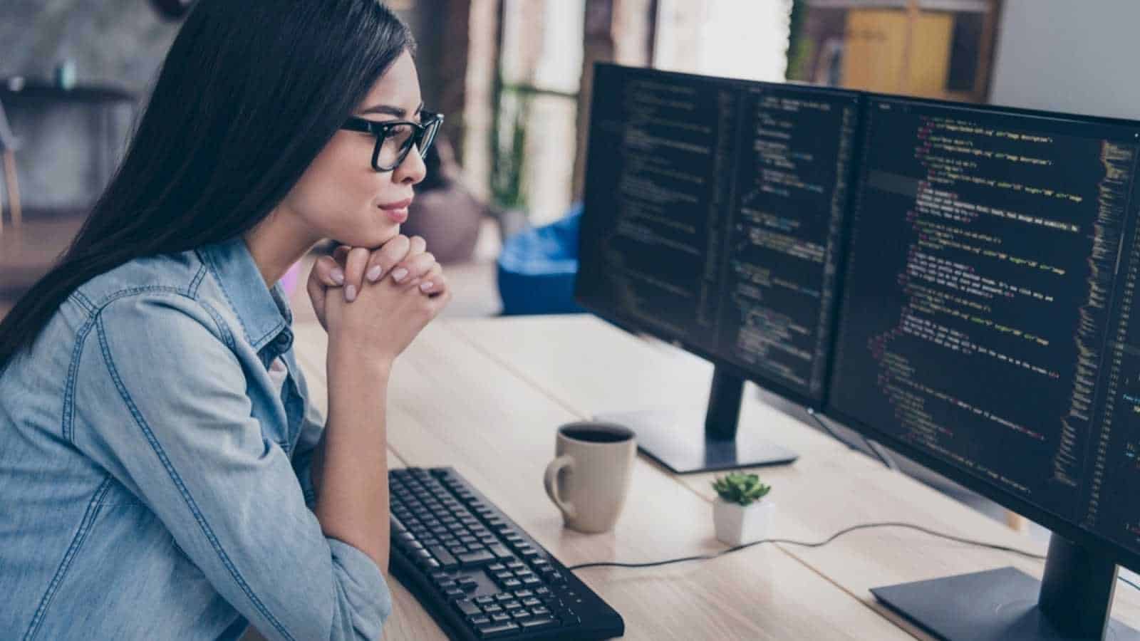 Mulher trabalhando em Linux