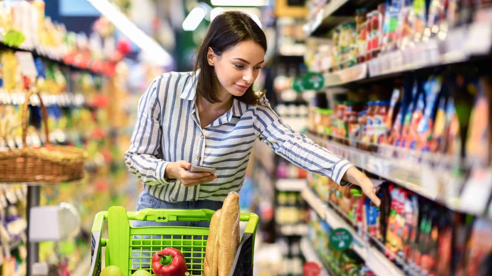 mujer en supermercado
